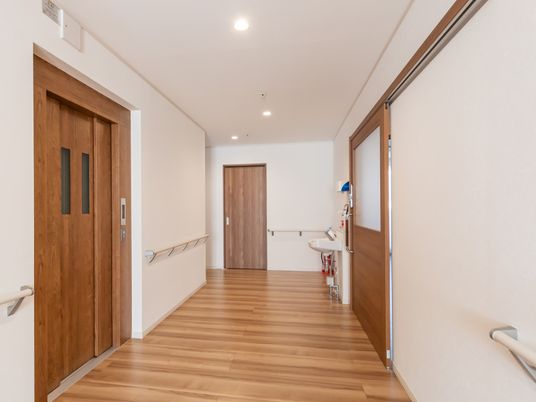 広々とした明るい廊下