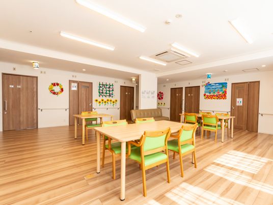 明るい食堂の様子