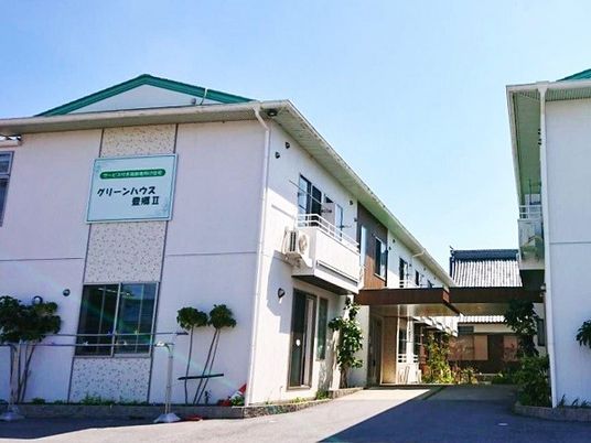 日差しの中の明るい外観
