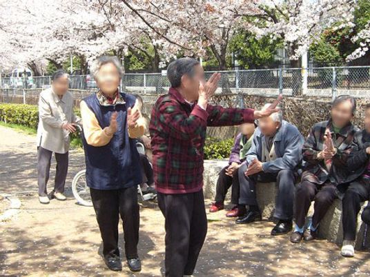 桜の下で過ごす人々