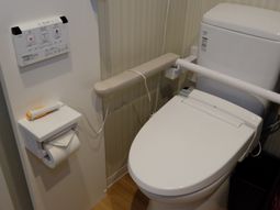 手すり付き洋式トイレ