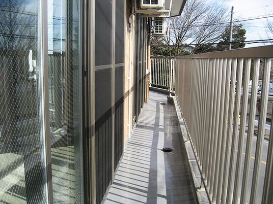 細い屋外通路のバルコニー  