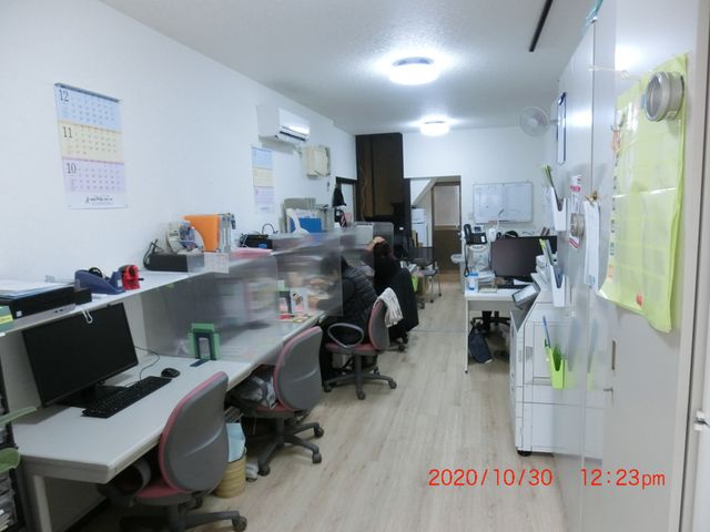 スタッフの作業スペース事務室 事務室 充実した設備の事務室で、スタッフが協力しながら業務に取り組んでいる様子です。