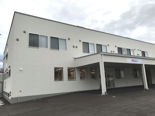 広々とした建物の外観