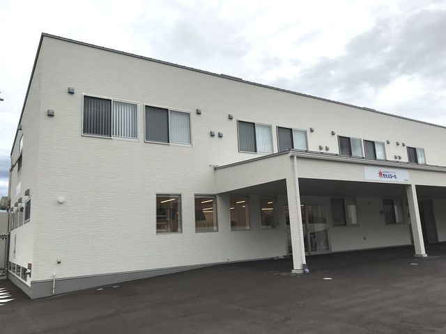広々とした建物の外観