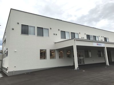 広々とした建物の外観