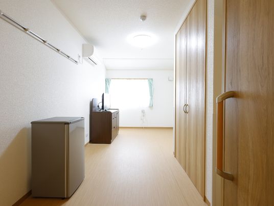明るい居室の一角