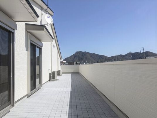 中庭を望むバルコニー