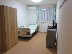 シンプルな居室の様子