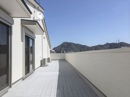 晴天の下の広々テラス
