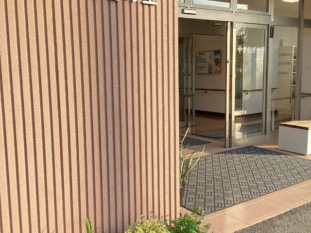 温かな出迎えのエントランス エントランス 温もりを感じるこのエントランスで、毎日の仕事を始めませんか。明るい環境があなたを待っています。
