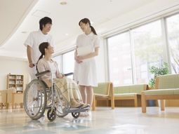 車椅子の利用者とスタッフ