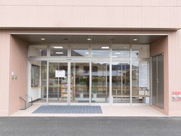 清潔感ある施設のエントランス