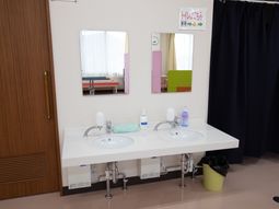 清潔な洗面台と鏡