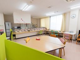 明るい共用ダイニングルーム