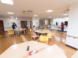 明るい食堂の様子