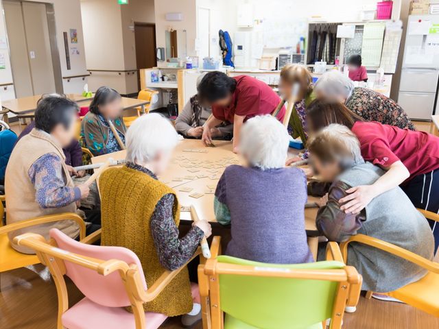 多目的室での集団活動 共有スペース スタッフが積極的に関わる様子が伺える、活気ある多目的室です。利用者様同士でゆったりとご交流いただける環境が整っています。
