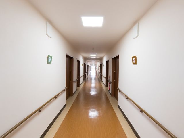 清潔感のある廊下 廊下 広々として清潔な廊下は、快適な移動をサポートします。手すり付きで安全性にも配慮された設計です。