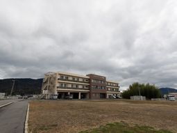 広い空と建物の外観