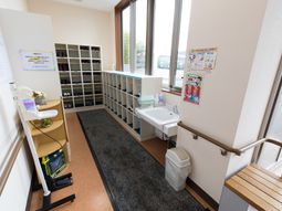 玄関の靴箱と手洗い場