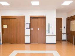 清潔感溢れる施設の廊下