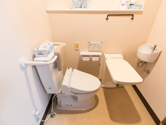 バリアフリートイレ設備 トイレ 手すり付きで安全性を考えた清潔なトイレスペースです。利用者の快適な生活をサポートするための配慮がされています。