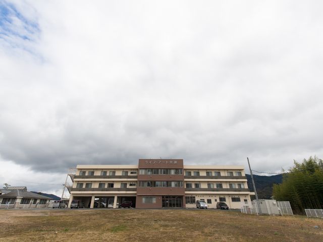 広々とした外観の建物 外観 開放的な環境に佇む落ち着いた色調の建物です。四季を通じて自然に囲まれた環境での就業をご検討いただけます。