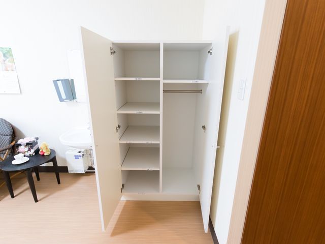 収納豊富な洋室 収納 広々としたクローゼットが備わっており、個人の荷物をすっきりと収納できます。利用者の快適な生活空間に配慮が感じられます。