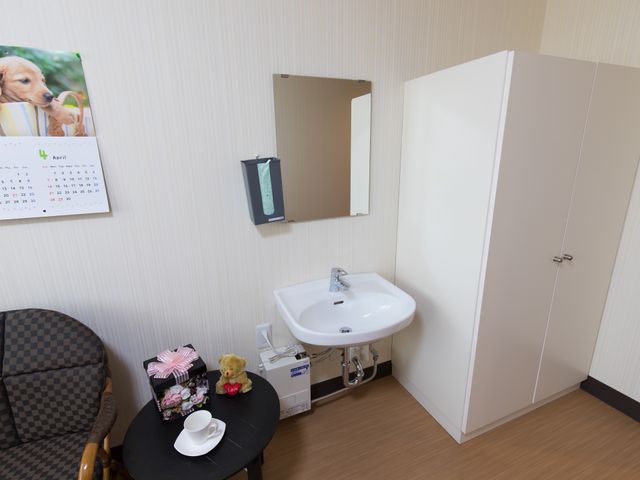 洗面台とクローゼットの部屋 洗面台 落ち着いた色合いの居室には、必要な設備が整い、ゆったりとした時間を過ごすことができます。機能性と快適さを両立した生活空間です。