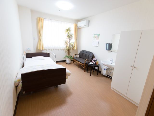 居心地の良い居室の一例 居室 明るく清潔感のある個室です。生活に必要な家具が整い、安らぎの時間を過ごせます。