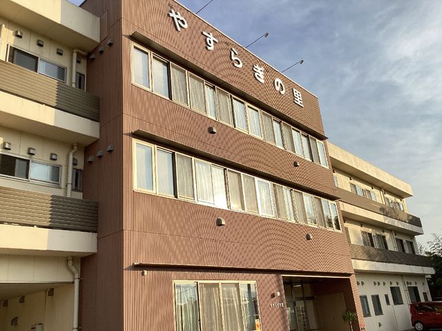 落ち着いた雰囲気の外観 外観 安定した環境のもと、利用者様に寄り添った支援ができる施設です。あたたかな外観が働く意欲を高めます。