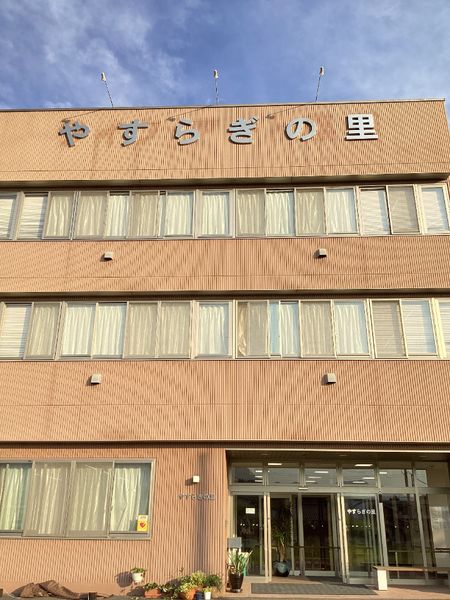赤茶色の建物の正面