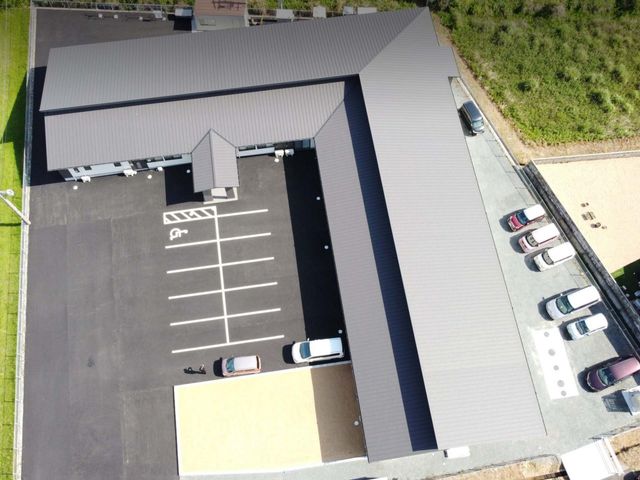 平屋建物の外観 外観 駐車スペースが広く、アクセスが快適です。車両での通勤がしやすい施設です。