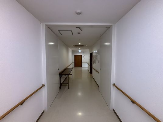 手すりのある廊下