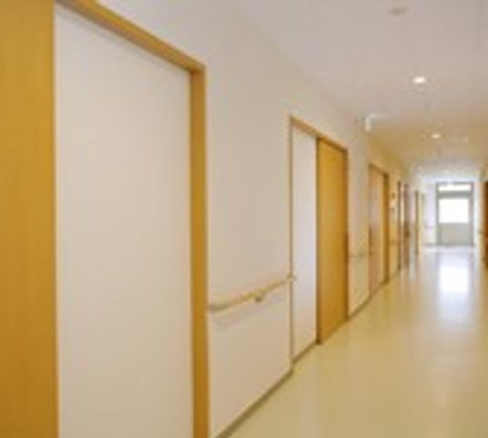 快適な施設の廊下