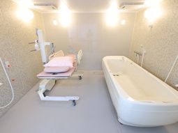 明るい浴室設備