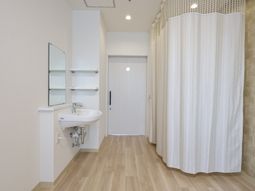 清潔な洗面台とカーテン