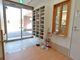 エントランスの靴棚と窓