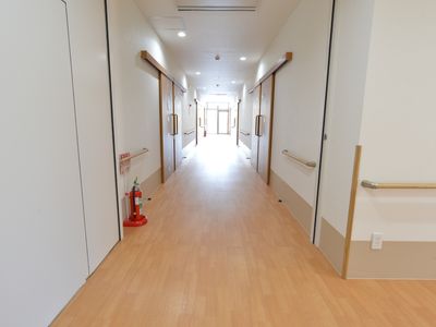 明るい廊下の一部
