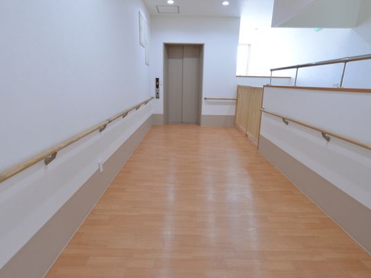 廊下の手摺りと明るさ