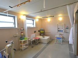 ケア施設の明るい浴室
