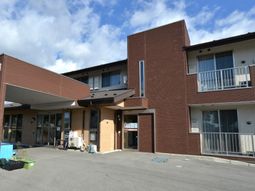 明るい日差しの施設外観