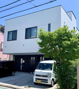 明るい建物の外観