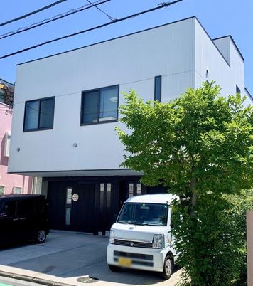 明るい建物の外観