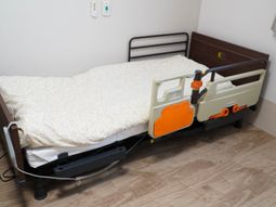 機能的な居室のベッド