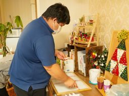 多目的スペースで活動する人