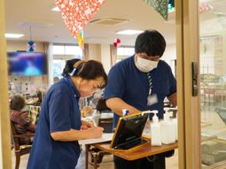 スタッフ活動中の多目的室