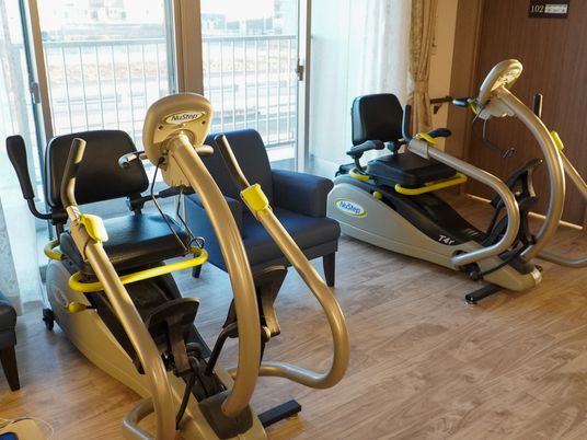 トレーニング機器が置かれた室内