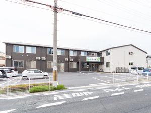 茶色い建物の外観