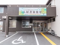 施設のエントランス外観